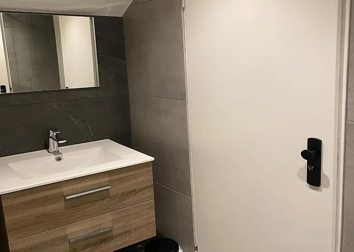 Cozy Getaway For 4 *